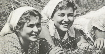 Застучав топором во дворе Вариной избы, осень 44-го принесла с собой не только усталость войны, но и тихое спасение. Простая забота — накормить, починить рубаху — станет семенем, которое, пережив долгую разлуку и страх, прорастёт в новую жизнь, крепкую, как шов на солдатской гимнастёрке, и сладкую, как мёд в печёных яблоках