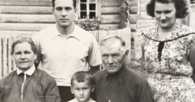 1941 год. Вся деревня ржала, что она нагуляла в городе блудную дочку, а он сгоряча ушёл на фронт, лишь бы не видеть этот позор, но когда вернулся с Победой, то понял, кого на самом деле нужно стыдиться, а кого — назвать родной кровинкой