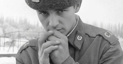 Его дом сгорел в сорок втором. Он вернулся с войны героем к пустому пепелищу, но судьба подбросила ему вдову с ребёнком и тёщу, которая знала один секрет