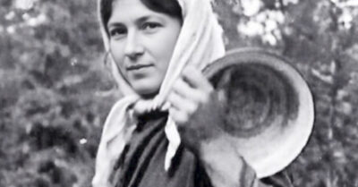 Травница с края деревни развлекала скучающих мужиков не отварами, а совсем другими дарами молодости. Пока одна городская львица не приехала по следу пропавшего супруга и его сбережений. И обнаружила, что у этой сказки есть не только ноги