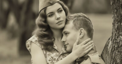 Всё село рыдало над его похоронкой, а бывшая жена лишь усмехнулась — её каменное спокойствие раскололось, когда он, хромая, вышел из грузовика с цветами для той, что три года носила траур по живому