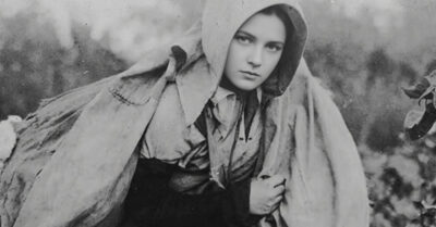 Она отдала фашистам всё, даже последнюю козу, но забрала своё спустя двадцать лет. Пока комсомолки твердили о науке, она пошла к старухе-знахарке и выслушала одну простую правду