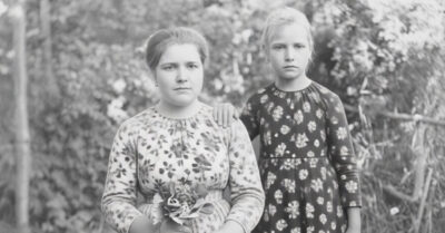 Теплым летом 1927-го девятилетняя девочка сидит на лавочке, крепко обняв тряпичную куклу, и отказывается верить, что мама больше не проснется. Ей предстоит долгий путь через потерю, жестокость мачехи, ссылку