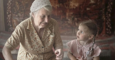 Это лето 1995-го должно было стать для Оли идеальным: бабушка, озеро и новая песочница для замков. Но когда на берегу нашли лишь сандалики