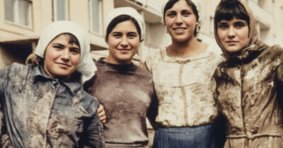 Четыре женщины в тесном вагончике посреди суровой стройки. Их спаянность разрушает новая девчонка с гитарой и плакатами о другой, яркой жизни. Горькая ссора из-за денег едва не разлучает их навсегда