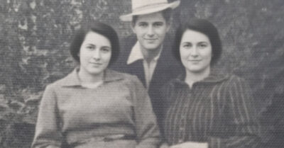 Вымела селёдкой морду его любовнице. Она подслушала его нежный шёпот в трубку и решила не скандалить. Взяла нож, селёдку и пошла восстанавливать справедливость