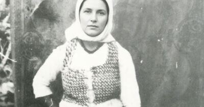 1618 г. Дорофей думал, что купил ее вместе с избой, пока в дверь не ввалился её „мёртвый“ муж с мозолями от галер. Церковь назвала её двоемужницей, соседи — падшей