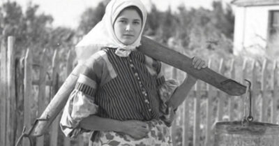 Он вернулся с флотской не героем, а призраком с вокзальной тоской, и теперь его письма пахнут не морем, а чужими духами. А она носит воду и растит чужих детей с его родинкой на подбородке