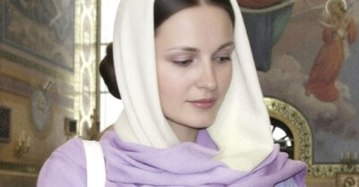 Он считал меня дурехой, а она — простушкой, но одна разбитая безделушка изменила всё. Теперь я живу с теми, кто оплакивал свою дочь, а мой ребенок спит в кроватке под взглядом десятков фарфоровых свидетелей