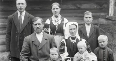 Осень 1927 года. Он женился на вдове, чтобы спасти своих сыновей от сиротства, а она подарила им детдом. Спустя годы они выросли, выжили на войне и нашли любовь, но их сердца навсегда искалечила одна и та же женщина