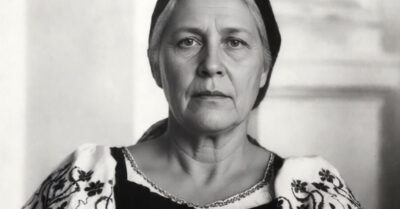 «Ешь на кухне, не воняй старостью». Тогда она за полчаса продала дом новому владельцу прямо во время торжества — и улетела в Таиланд, оставив неблагодарных родственников наедине с хаотичной семьей бывшего мужа невестки