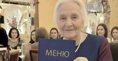 Официант швырнул мне меню: «Здесь дорого, бабуля!». Я сняла темные очки, и он выронил поднос: это был мой внук, а я купила этот ресторан