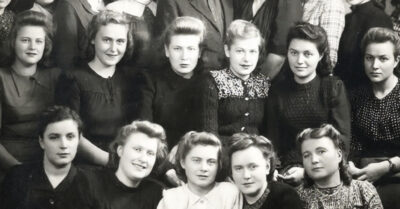 Встреча выпускников. Он вернулся в свой затхлый городишко, ожидая увидеть замызганную курицу. Встретил ту же бледную моль, от которой когда-то сбежал. А потом она достала ту самую пластинку, и его идеальный мир затрещал по швам