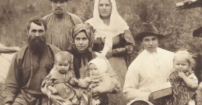 1909 год.  Он бил ее каждый месяц, пока по его пьяной роже не прошлась стая невидимых каблучков, а в подарок за молчание я получила обтрёпанную тряпку, которая спасла меня от тифа