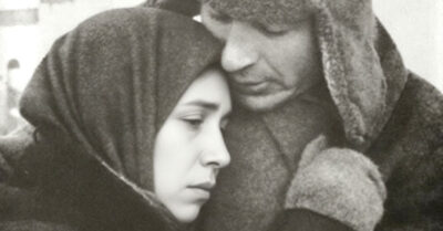 Эта деревенская дуреха не просто бегала за парнем — она вцепилась в его судьбу, как клещ в бычью шкуру. Он ушёл на фронт, чтобы забыть её. А она за это время стала хозяйкой в его доме