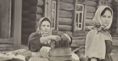 1933 год. Всё село ржало, когда брошенная мной беременная соперница приползла в мой дом за помощью. Я дала ей ночлег, а она отплатила мне историей, после которой мы обе пошли топиться в одну прорубь, взявшись за руки