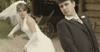 Когда „Горько!“ запустило в моём животе бомбу, а свадебное платье Софии превратилось в холст для моих „шедевров“ — наше село до сих пор спорит, сколько бутылок самогонки тётки Вероники нужно, чтобы повторить этот исторический провал…