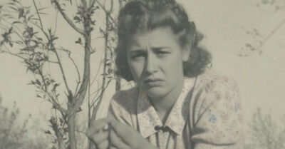 Её детство пахло перегаром, а юность — тюремной баландой. Её жизнь началась в очереди за водярой, а закончилась на лесной дороге. Между этими точками — холодный дом, голодные братья, тюремная роба и один старый свитер, пахнущий черёмухой и свободой. История о девочке, которую никто не спас