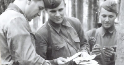 В 1943-м письма с фронта грели мне душу, пока я не поняла — каждую строчку, даже бабочек на полях, выводил чужой солдат, влюбившийся в мою фотографию. Когда настоящий „жених“ вернулся с победой и требовал невесту