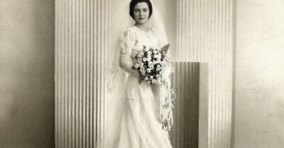 В 1938-м я надела его назло всем суевериям. Это платье трижды хоронили как проклятое, но оно снова являлось из сундука, чтобы его надели.  Моя прабабка сбежала в нём с цыганом, мама порвала его в день своей свадьбы, а мне оно досталось по наследству вместе с легендой о несчастьях