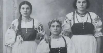 В глухой советской деревне 1936 года брошенная мужем доярка находит утешение в запретной любви, но её тайна прорастает двумя мальчиками-близнецами, рождёнными в один день у разных женщин