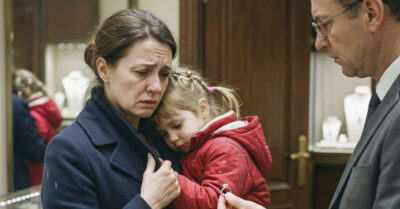 Чтобы собрать деньги на лечение своей тяжелобольной дочери, она отнесла владельцу антикварной лавки последнюю семейную реликвию. Но один щедрый поступок перевернул их судьбу