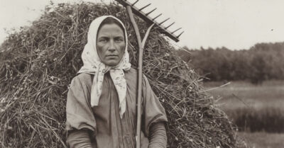 1927 год. Анна стоит у пепелища дома, где жил он — её первая любовь, пропавший пять лет назад. Теперь она замужем за другим, но сердце всё ещё ноет по прошлому