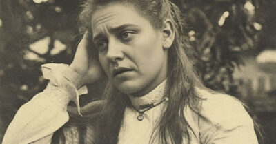 Бабка пьяная орала: „Мужик с работы — ему покой!“, а меня в десять лет учили стирать брату штаны вместо школы. Его жена швырнула немытые рубашки в лицо: „Я не твоя сиделка, калека!“ — и он наконец понял: в 1960-м „настоящий мужчина“ — это тот, кто жарит котлеты, а не спит, пока женщины шаркают тапками у его двери