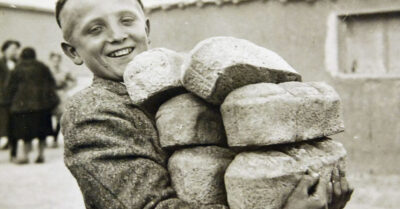 «ХЛЕБ – ФРОНТУ!» На чердаке, среди пыли, я развернул тряпицу — и детство нахлынуло волной: жаркое лето, колосящаяся рожь и долгая дорога с хлебом для фронта, где за каждым мешком стояли история, голод и непоколебимая вера