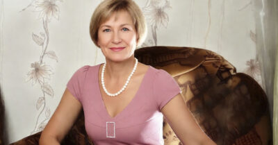 Мокрая курица в гнезде орла. 63-летняя уборщица превратила лужу в коридоре в ловушку для карьеры, а потом заставила миллиардера аплодировать её швабре так громко, что задрожали мраморные полы