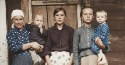 Год 1929-й. Кулацкая дочь, что послала НКВД «подальше», но прятала Бога в кармане рваной рубахи. Советская власть отняла у неё всё, кроме одного: права смеяться последней, когда архивы Лубянки превратились в туалетную бумагу для нового поколения