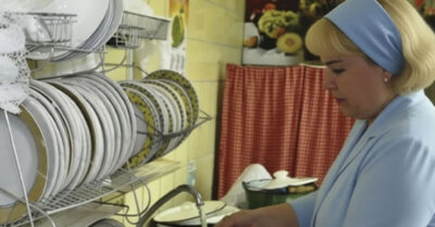 Объедки с чужих тарелок — мой дневной рацион, а по ночам я шепчу детям сказки про отца-призрака. Но сегодня шеф-повар сунул мне в руки не грязную посуду, а билет в новый мир