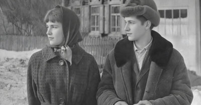 В суровой сибирьской глухомани, где тайга хранит древние тайны, одинокая девочка принимает в дом странного мальчика с леденящей душу тайной