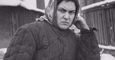 В деревню приехала баба-уголовник. Все ждали, что эта отбитая зэчка всех порешает, но жизнь подкинула сюрприз покруче. Она оказалась не тем, кем ее малевали сплетники, а они — не теми праведниками, какими себя считали