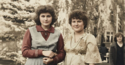 Я нашла ту, что родила меня и смылась. Её лицо не изменилось, а вот глаза стали пустыми, как кошелёк бывшего. Я мечтала, что пропавшая мама расплачется от счастья, увидев внуков, но та сделала вид, что не узнала даже себя на фото