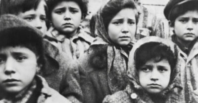 Сотрудник СМЕРШ нашел своих дочерей. Они стали донорами для фрица, а мы — охотниками за эхом. Искали следы в пепле концлагерей, пока не нашли отпечаток двух пар детских ладоней на карте