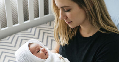 В роддоме, среди криков четырех новорожденных, одна мать, обессилев, бросает своего малыша на кровать — но в ту же секунду другая женщина, Вера, прижимает чужого сына к груди и кормит своим молоком, будто чувствуя: через двадцать лет именно этот ребенок с родимым пятном на щеке станет единственным, кто сможет спасти ее собственного сына