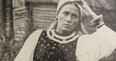 Барыню расстреляли под оврагом в 1917-м — ха, как бы не так, это была её горничная в украденном платье с сапфирами, а настоящая до сих пор живёт в колхозе и спит с конюхом в рваной портянке. Она моет горшки, кормит чужого ребёнка и притворяется дурехой перед красными