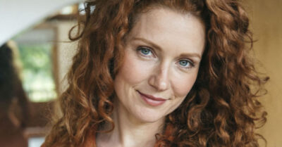 Я приехала на скучную перепись населения в забытый богом хутор, а нашла там женщину, которую свекровь три года держала на цепи, и теперь эта старая ведьма, умирая, решила впихнуть мне в руки свой «дар» — так что, ребята, хотите верьте, хотите нет, но с тех пор я вижу то, чего видеть не должна, и мне это, знаете, ох как не нравится