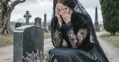 Сонечку так и не смогли спасти. Теперь между ними только тишина, вина и мокрый ноябрьский ветер на могиле дочери. Но когда он кладет руку ей на плечо, чтобы увести с кладбища, она вдруг понимает: где-то глубоко внутри неё уже бьется новая жизнь — та самая, которая либо сведет их с ума от страха, либо заставит наконец простить друг друга