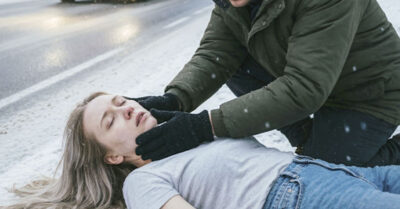 Дальнобойщик остановился, чтобы помочь девушке, потерявшей сознание на обочине. Когда она пришла в себя, он заглянул в её удостоверение — и земля ушла из-под ног