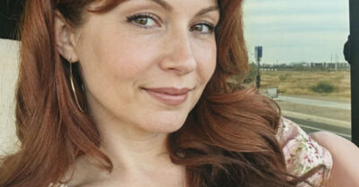 Она клялась, что бабушка сошла с ума, выгнав её ночью под ливень, но когда её глаза пожелтели, а кожа стала серой, я поняла: сумасшедшая здесь вовсе не старуха. Мы думали, что спасаем несчастную девушку от семейного конфликта, а сами впустили в свой дом древнее зло, способное стереть память и украсть саму жизнь