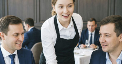 — Простите, — голос официантки дрогнул, — но это кольцо… оно как у моей матери. — Она смотрела на руку богатого посетителя, не в силах отвести взгляд