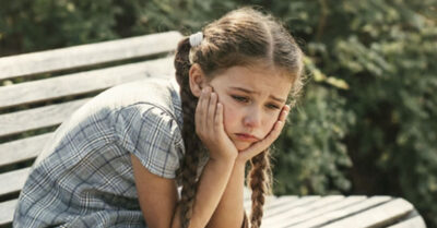 Она привыкла быть невидимой: греться в библиотеках, засыпать под перегар мамы. Девочка замерзала на уличных качелях, вглядываясь в чужие теплые окна и надеясь, что ее позовут домой. Но однажды в её жизнь ворвалась