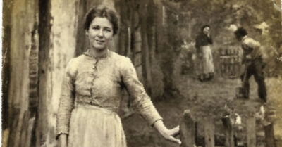 1937 год. Она ненавидела осиротевших детей человека, который когда-то обрек её на голодную смерть. Но однажды в лесу она встретила старика, который рассказал ей свою историю — историю о том, как гордыня и обида на родственников превратили его жизнь в бесконечное одиночество в лесной избушке. В ту ночь Анфиса поняла: если она сейчас не протянет руку этим детям, через тридцать лет её саму будет ждать только пустая изба и немой пёс