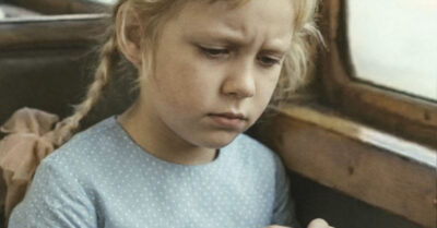 Маленькая Катя сжимала в руках потрепанного зайца и верила, что чуда не будет. Её никто не ждал. Но когда судьба уже списала её со счетов, на перроне появился тот, кто должен был стать для нее чужим. Эта история о том, как одна случайная встреча может переписать всё прошлое и подарить будущее, в которое никто уже не смел верить