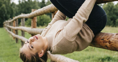 Она думала, что жизнь кончена: развод, цифра 44 в паспорте и кот Будда в качестве единственного мужчины. Но лето в Дурындино подкинуло ей сразу троих: вора, лжеца и честного парня, который чуть не рухнул с крыши от её красоты