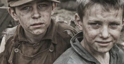 В послевоенном селе, где мужики отстраивают избы, а бабы пекут пироги, четырехлетний Ваня в штанах с одной короткой штаниной сам идет кормиться по дворам. Сердобольные старушки усаживают его на поминки — чтобы детская молитва легче проводила душу