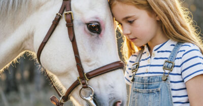 Она пообещала умирающей сестре присмотреть за дочерью, но не ожидала, что судьба подкинет ей на порог маленькую, насмерть перепуганную девочку — дочь той самой потерянной племянницы. Два года тихого счастья, запах пирожных «корзиночка» и детский смех растопили лед в старом сердце, но когда жизнь, наконец, обрела смысл, в дверь постучалась та, кто однажды уже все разрушила