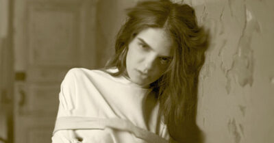 Одиннадцать лет она считалась самой тихой сумасшедшей в отделении, потому что каждое полнолуние разговаривала с покойным мужем и сыном через дешевую картину на стене. Врачи пичкали ее нейролептиками. Но в последнее полнолуние я увидел то, что заставило меня навсегда поверить